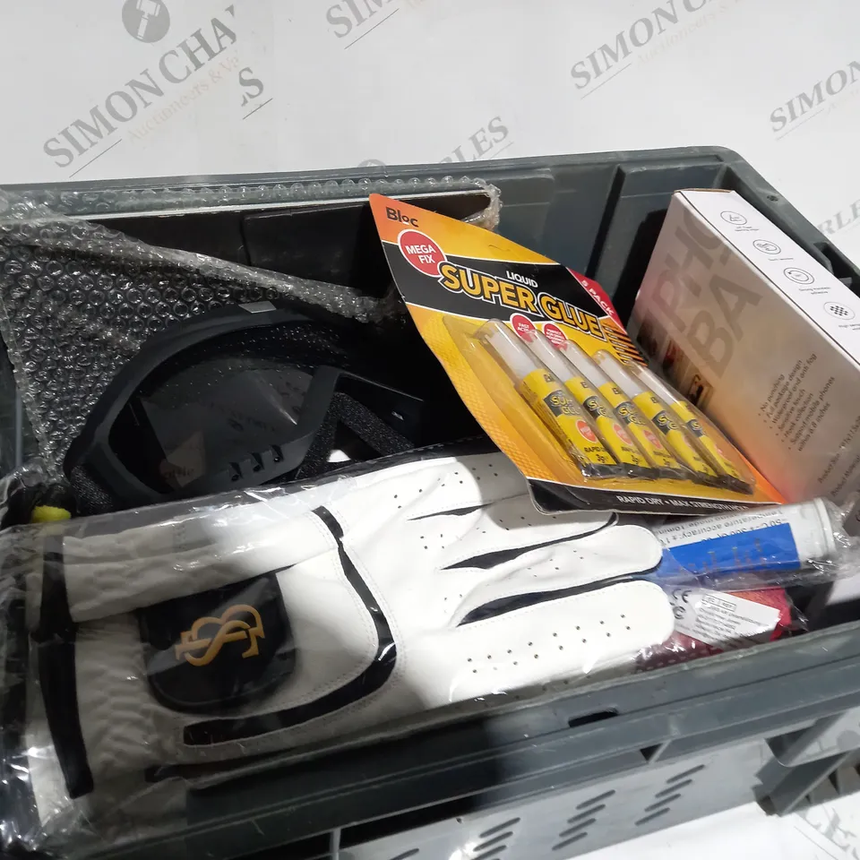 BOX OF ITEMS APPROXIMATELY 15 TO INCLUDE SKI GOGGLES, GOLF GLOVES, PHONE PROTECTOR FOR BATH ETC