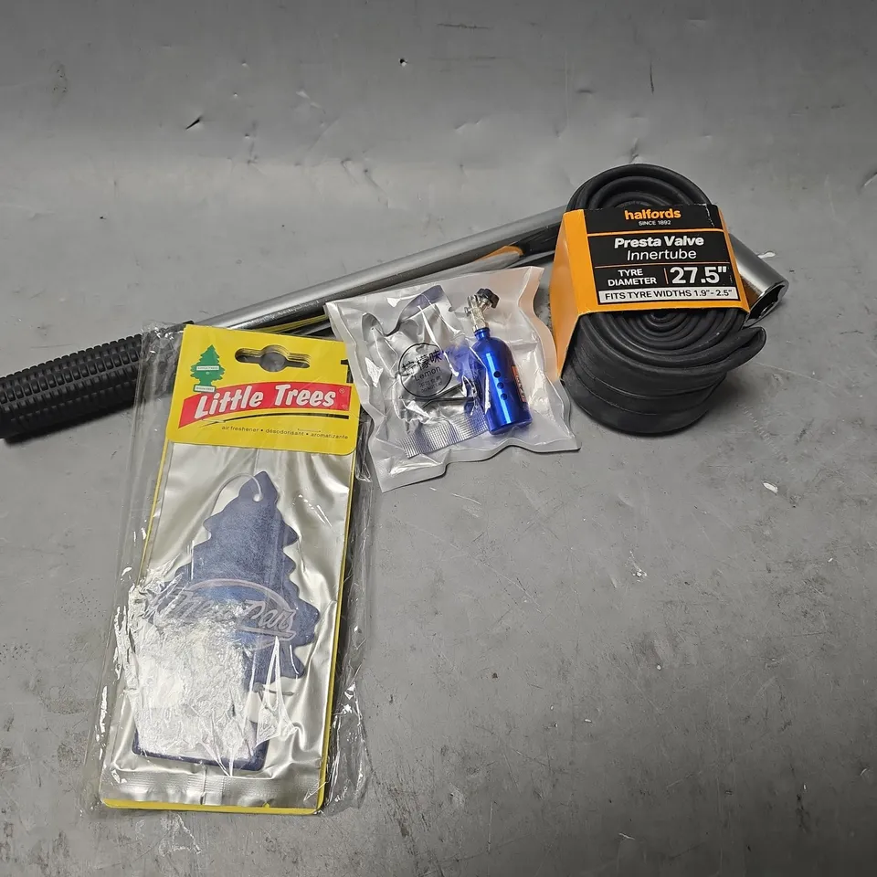 APPROXIMATELY 8 ASSORTED ITEMS TO INCLUDE - HALFORDS PRESTA VALVE INNERTUBE , LITTLE TREES , TELESCOPIC CAR WRENCH ETC