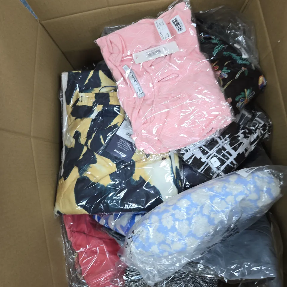 BOX OF APPROXIMATELY 25 ASSORTED CLOTHING ITEMS TO INCLUDE: BEIGE SIZE 8 SANDALS