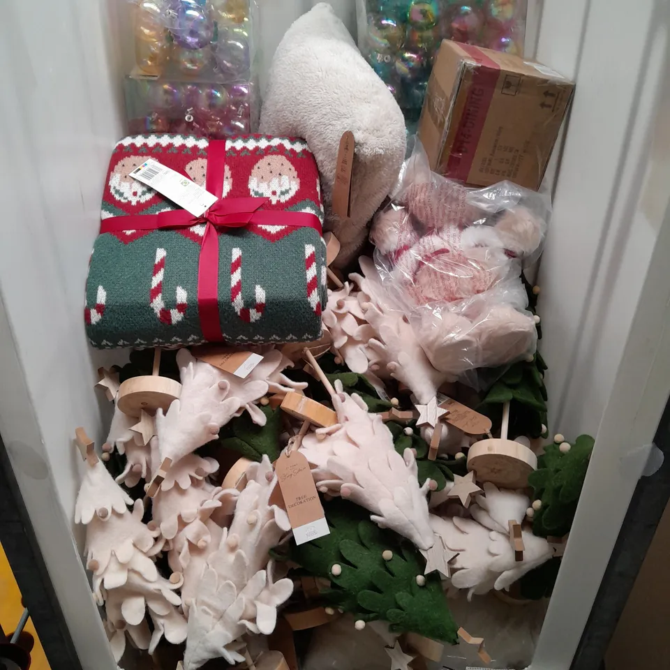 LARGE ASSORTMENT OF FESTIVE HOUSEHOLD AND DECORATIVE ITEMS TO INCLUDE DANCING SANTA DOG, FELT TREE DECORATION, PACK OF BAUBLES, ETC - COLLECTION ONLY