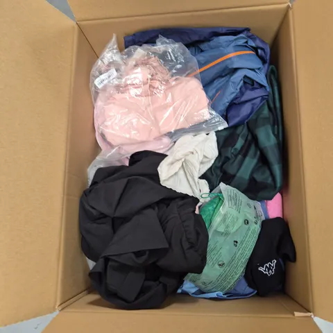 A MIX OF APPROXIMATELY 25 ASSORTED CLOTHING ITEMS