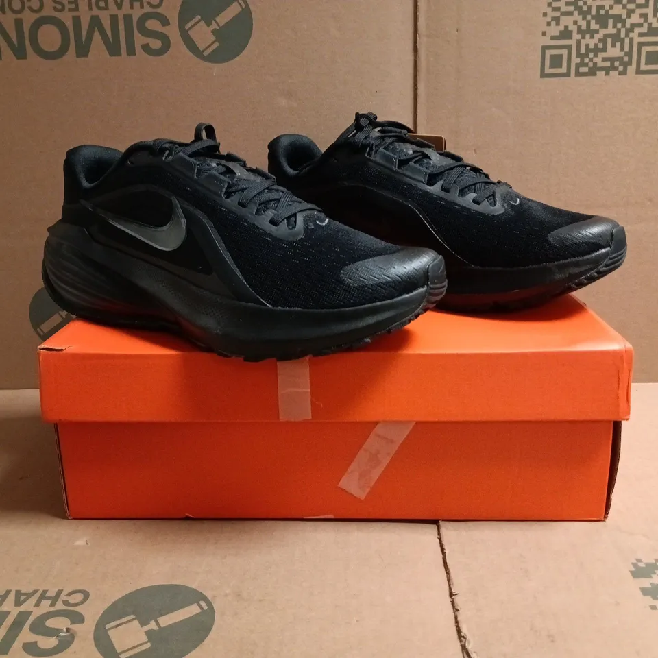 BOXED PAIR OF NIKE DOWNSHIFTER 14 TRAINERS IN BLACK SIZE UK 7