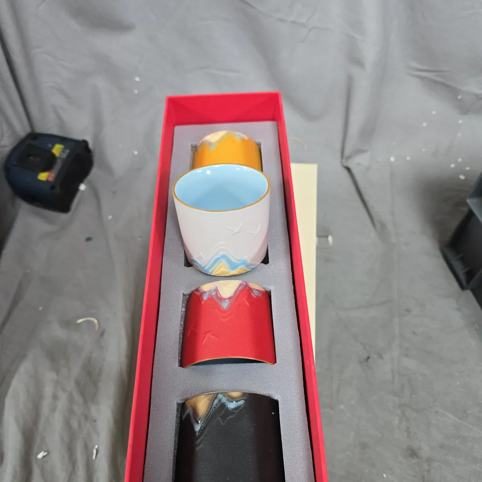 TOTE OF APPROXIMATELY 5 ASSORTED ITEMS TO INCLUDE: 2X SMALL CUPS 