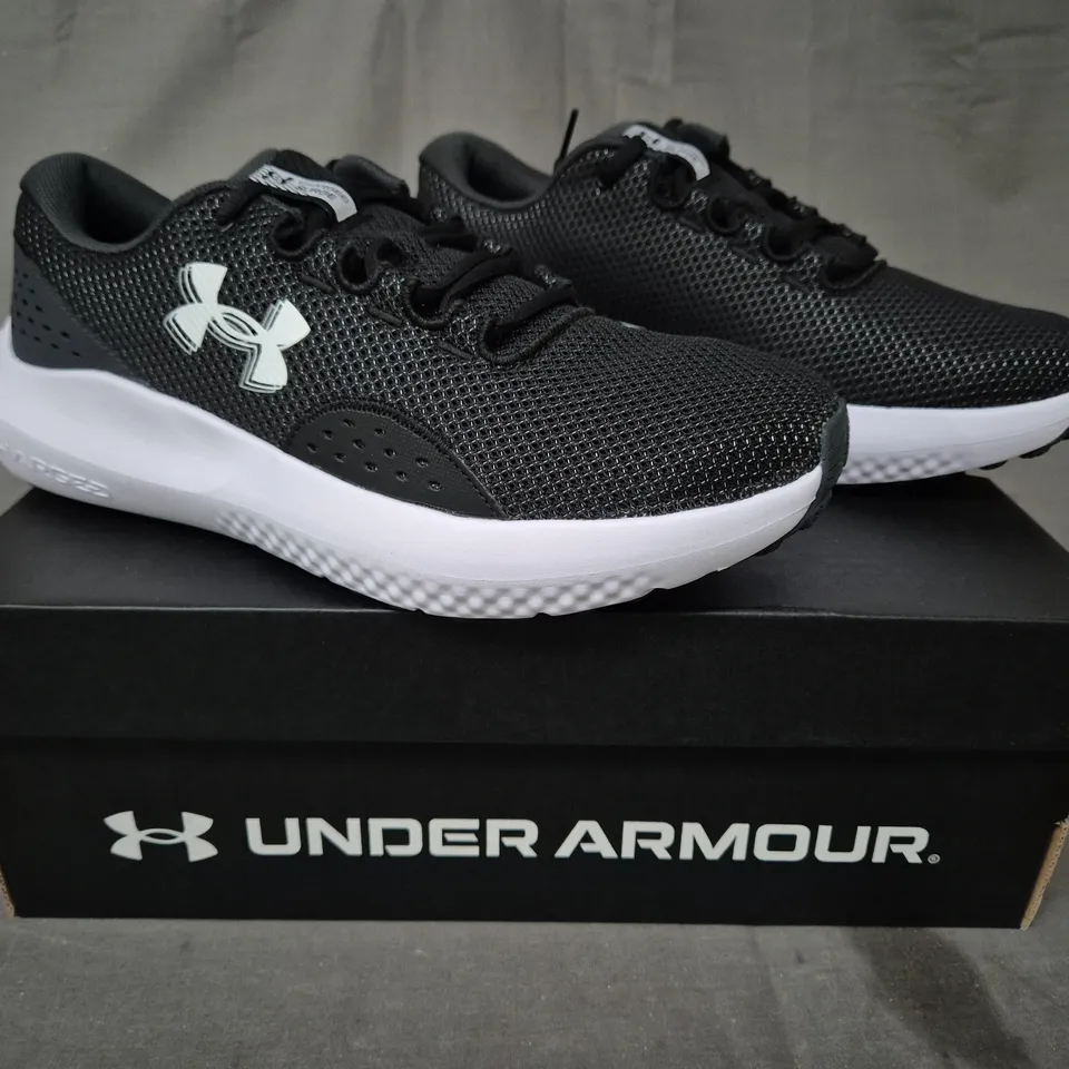 BOXED PAIR OF UNDER ARMOUR CHARGED SURGE 4 SHOES IN BLACK/GREY UK SIZE 9