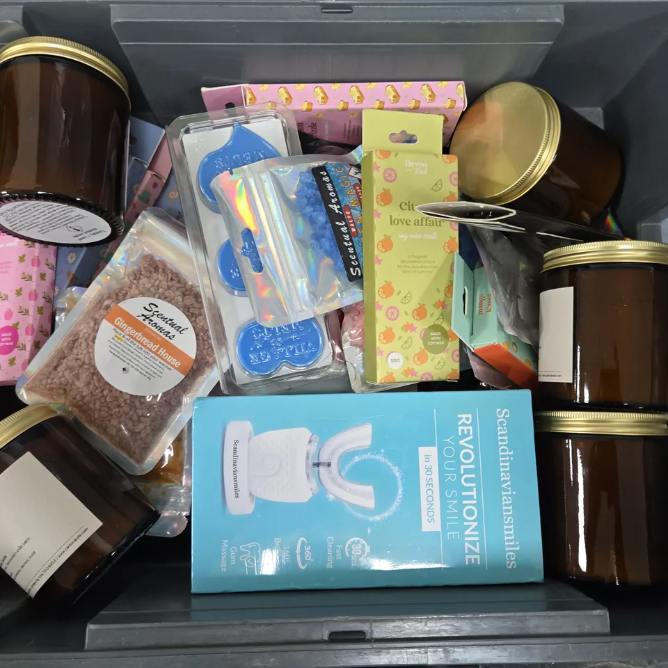 APPROXIMATELY 25 ASSORTED HOUSEHOLD ITEMS TO INCLUDE HIVE LIGHT BULB, SCANDINAVAINSMILES TEETH WHITENER, SCENTED CANDLES, ETC