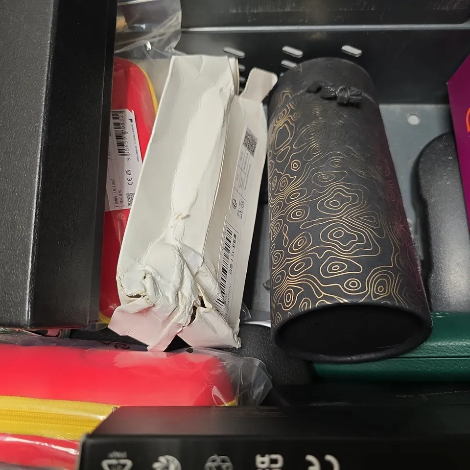 APPROXIMATELY 10 ASSORTED VISION CARE ITEMS TO INCLUDE - EYEWEAR GLASSES , CARRY CASES 