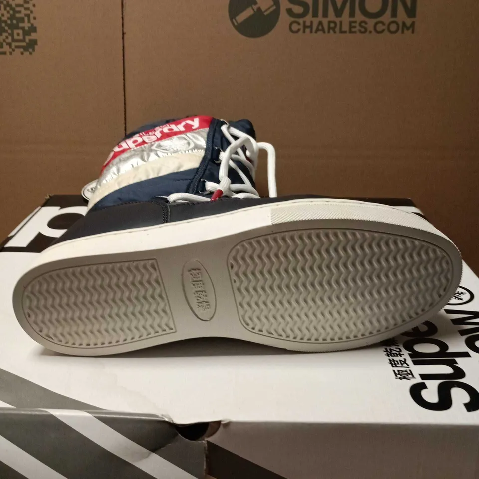 SUPERDRY SNOW BOOTS – NAVY WITH WHITE LACES SIZE 6