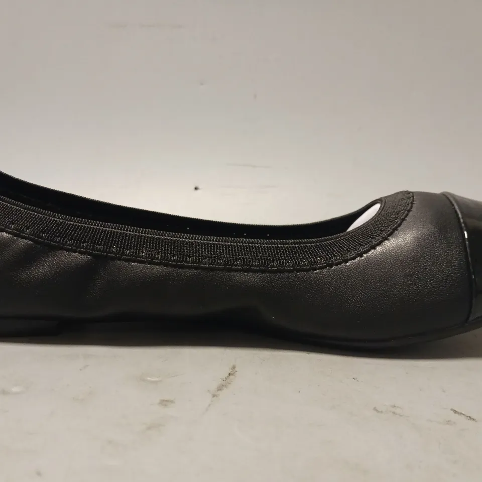 BOXED PAIR OF DREAM PAIRS SLIP-ON SHOES IN BLACK SIZE 7.5