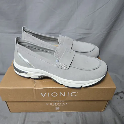 BOXED PAIR OF VIONIC 23 WALK LOAFERS IN PALOMA GREY/SILVER SIZE 5