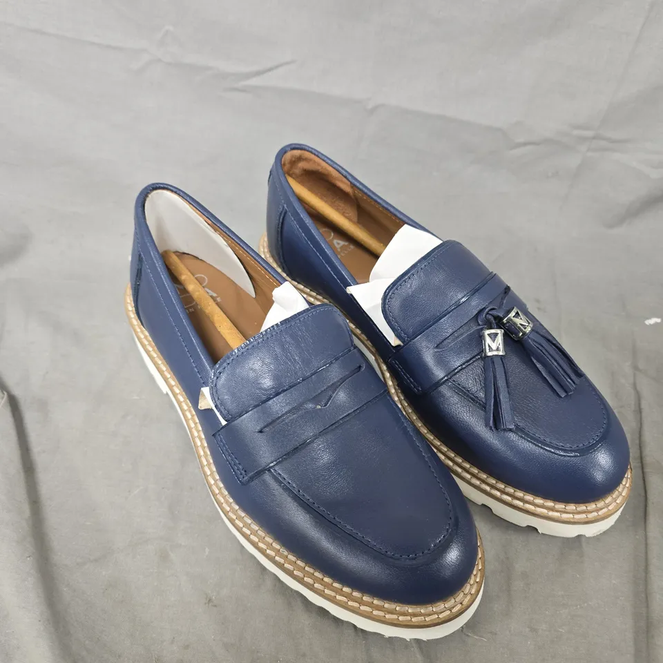 PAIR OF MODA IN PELLE FEADRINA LOAFERS - 4