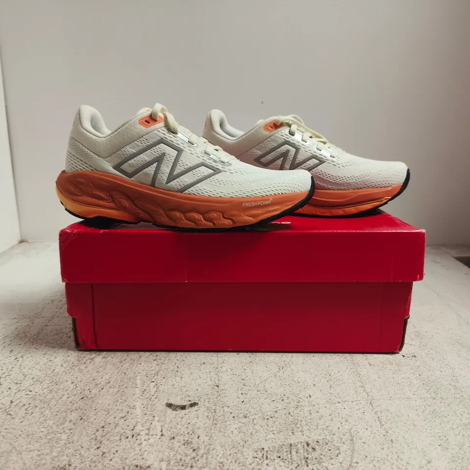 BOXED PAIR OF NEW BALANCE 860 TRAINERS IN CREAM/ORANGE SIZE UK 4