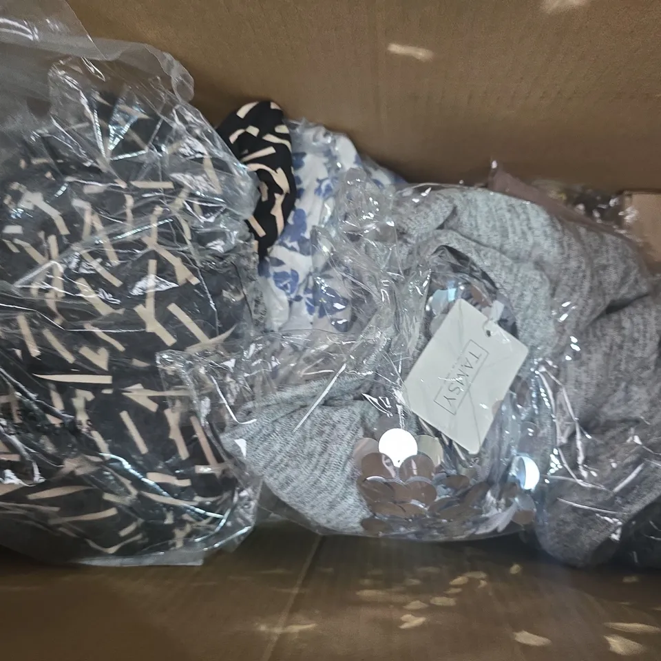 BOX OF APPROXIMATELY 10 ASSORTED HOUSEHOLD ITEMS TO INCLUDE CLOTHING IN VARIOUS SIZES AND STYLES, BLADELESS NECK FAN, ETC