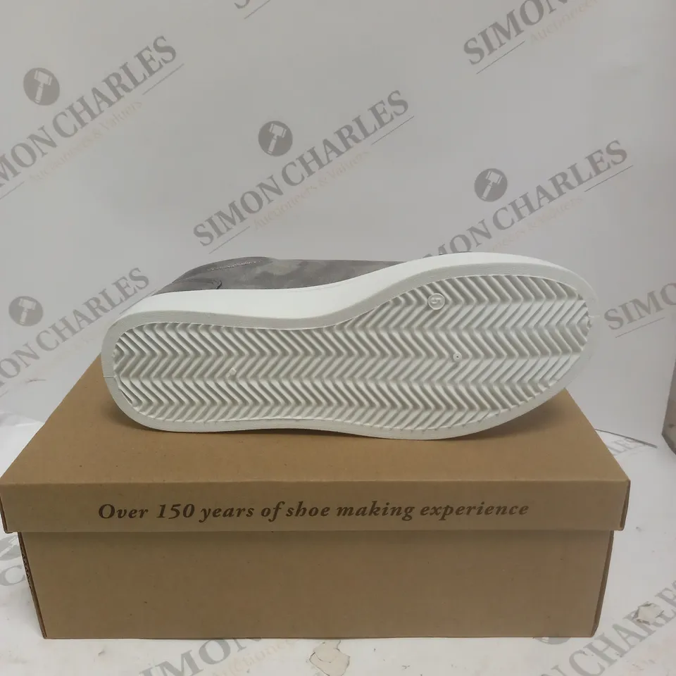 BOXED CUSHION WALK FLORAL TRAINERS IN PEWTER - SIZE 5