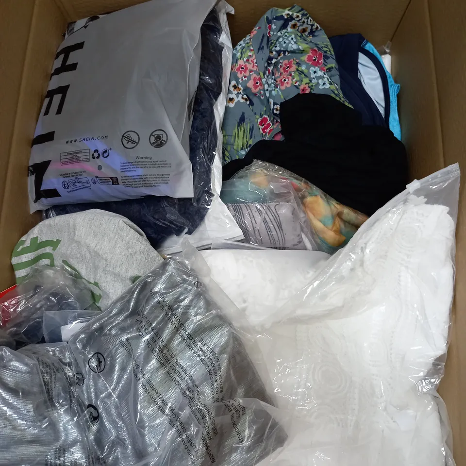 BOX OF APPROXIMATELY 22 ASSORTED CLOTHING ITEMS TO INCLUDE - SOCKS , T-SHIRT , SHIRT ETC