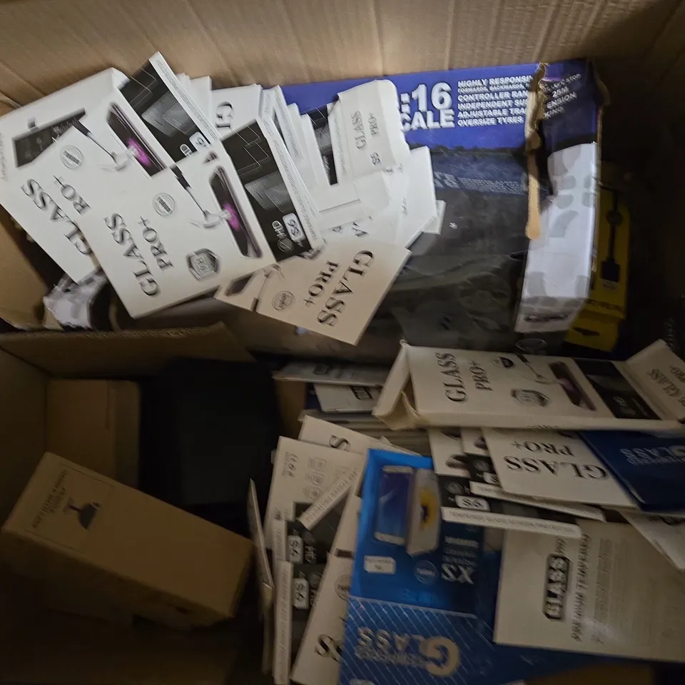 APPROXIMATELY 20 ASSORTED ITEMS TO INCLUDE SCREEN PROTECTORS, HABITAT TWIN BELL ALARM CLOCK, SPEAKER, ETC