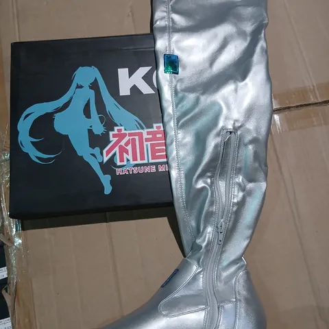 BOXED KOI THE SNOW MIKU LONG BOOTS IN SILVER - UK 3
