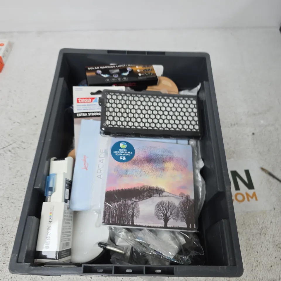BOX CONTAINING A MIX OF APPROXIMATELY 15 ASSORTED ITEMS INCLUDING WATERCOLOUR PEN/BRUSH, MOSAIC PHOTO FRAME, SOLAR EYE WARNING LIGHT ETC.