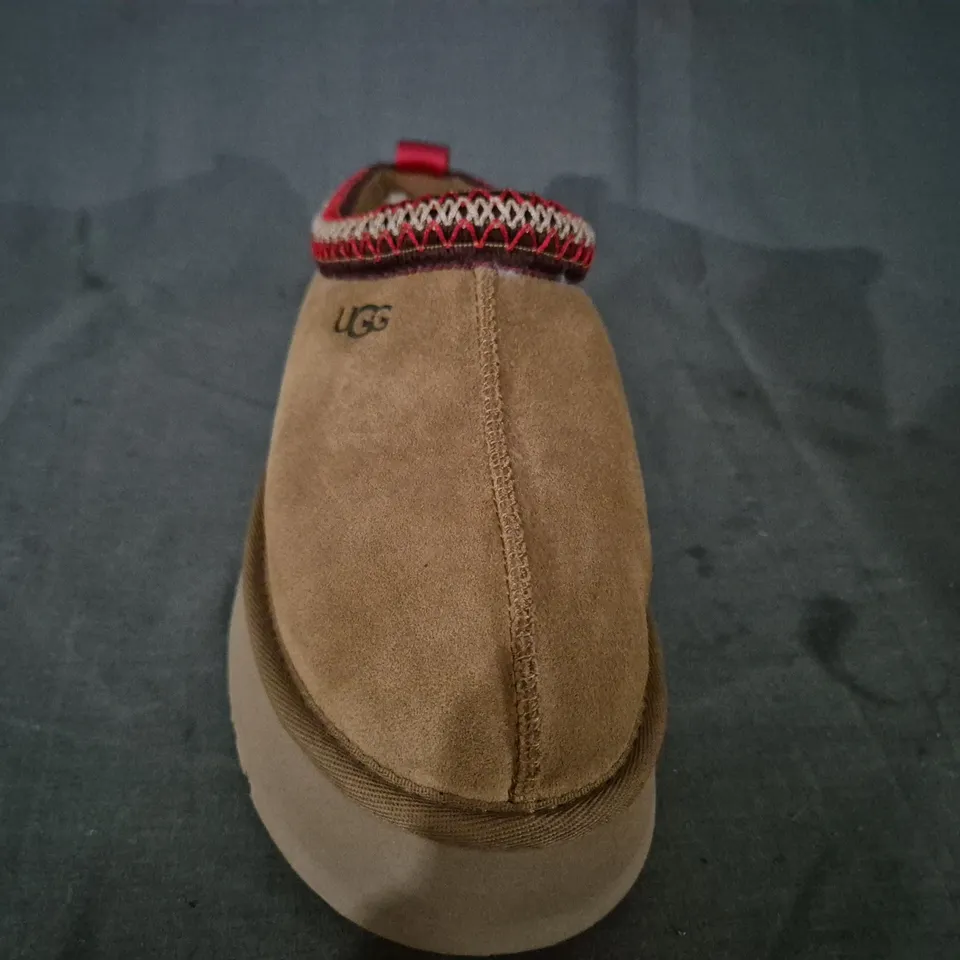 BOXED PAIR OF UGG SHOES IN TAN UK SIZE 7