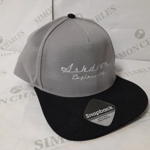 BEECHFIELD ASHDOWN ENGINEERING SNAPBACK IN LIGHT GREY/GREEN