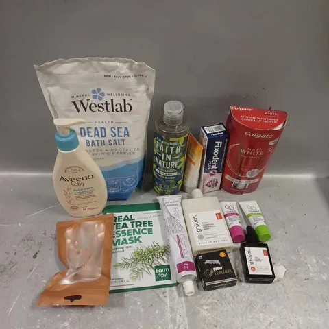 APPROXIMATELY 20 ASSORTED COSMETIC ITEMS TO INCLUDE - COLGATE MAX WHITE TOOTHPASTE - WESTLAB DEAD SEA BATH SALT - DERBY PREMIUM SINGLE EDGE BLADES - ETC