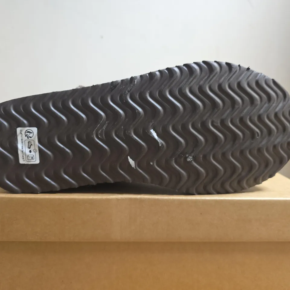 BOXED PAIR OF WHISTELS MABLE SLIPPER BOOT – TAUPE, UK 6
