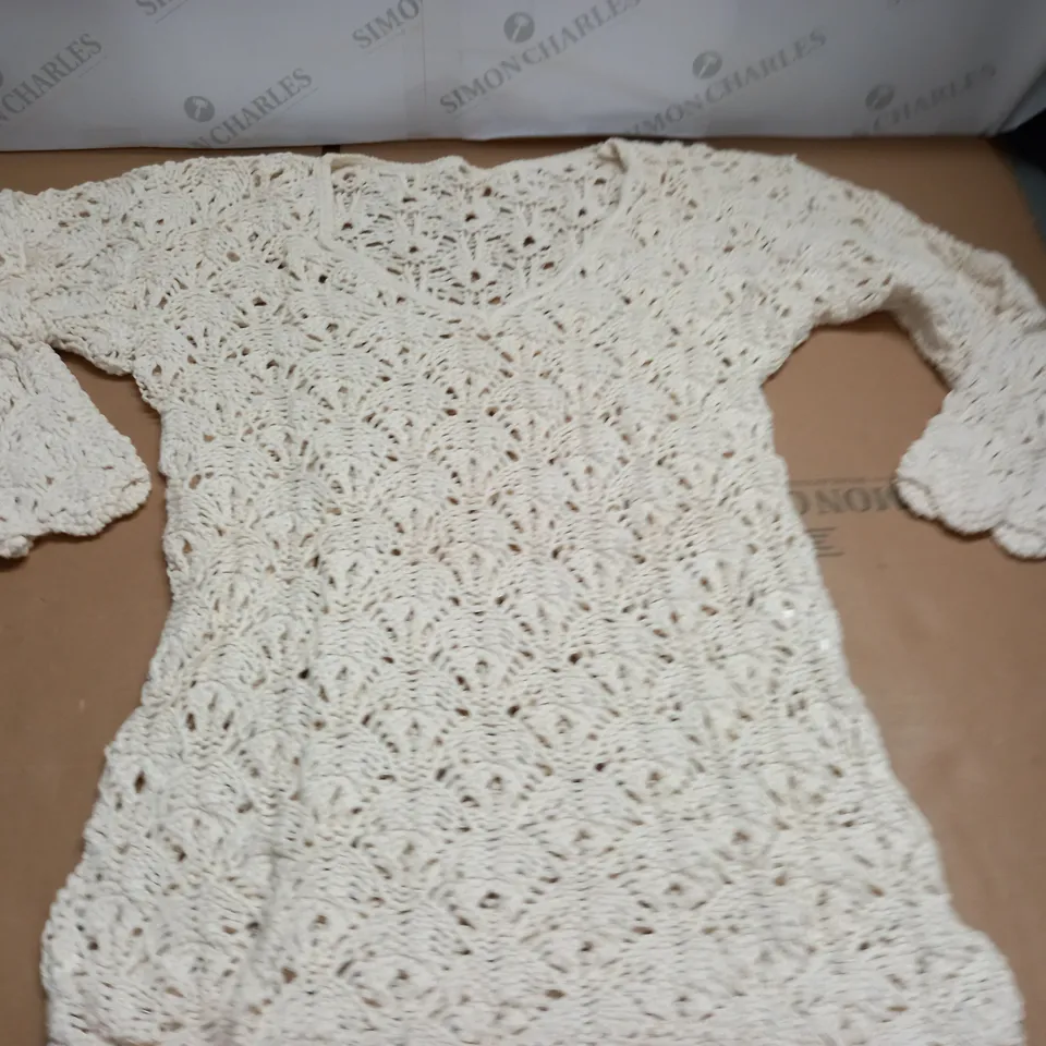 LOT OF 18 BAGGED AS NEW TEXTURED V-NECK JUMPERS IN ECRU - SIZE 1