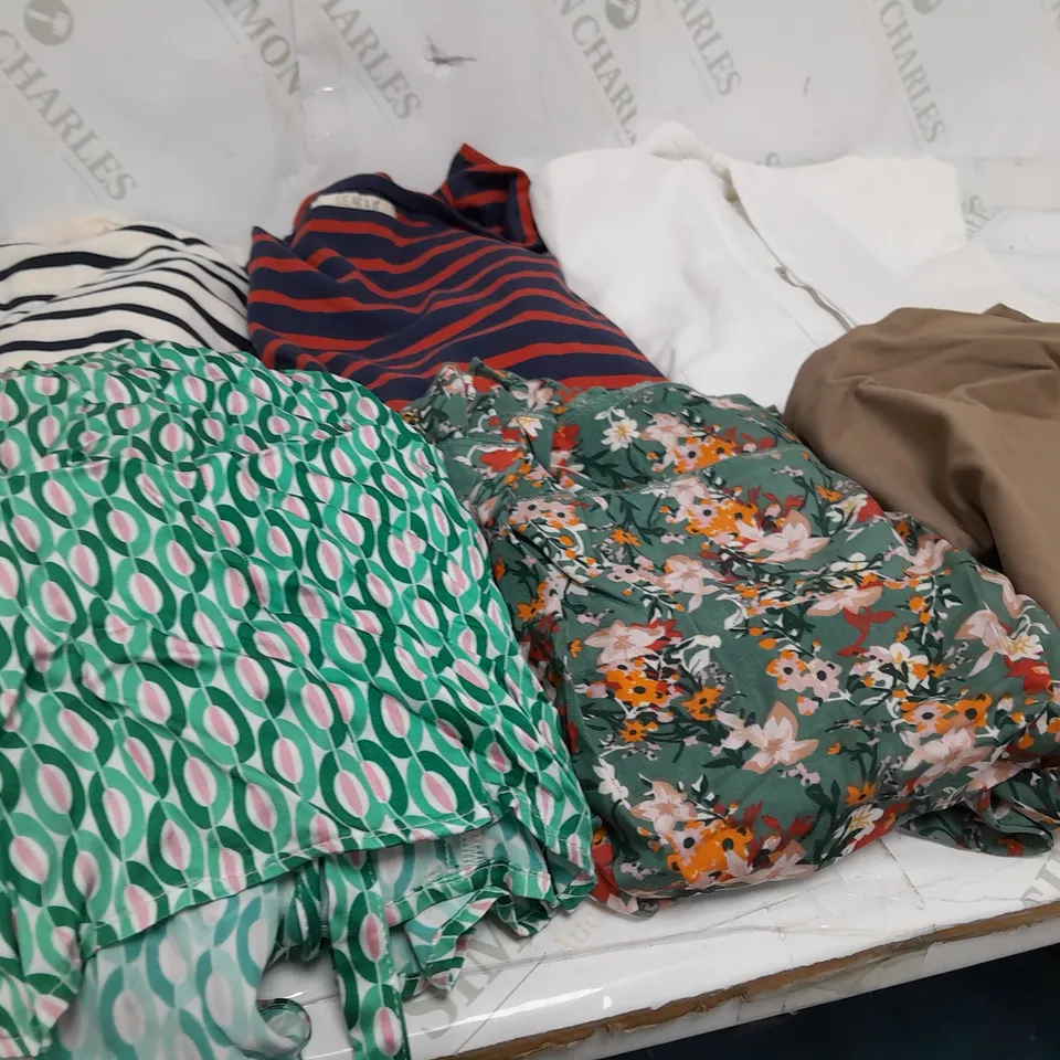 BOX OF APPROXIMATELY 20 ASSORTED CLOTHING ITEMS TO INCLUDE PANTS, TOPS, DRESSES ETC