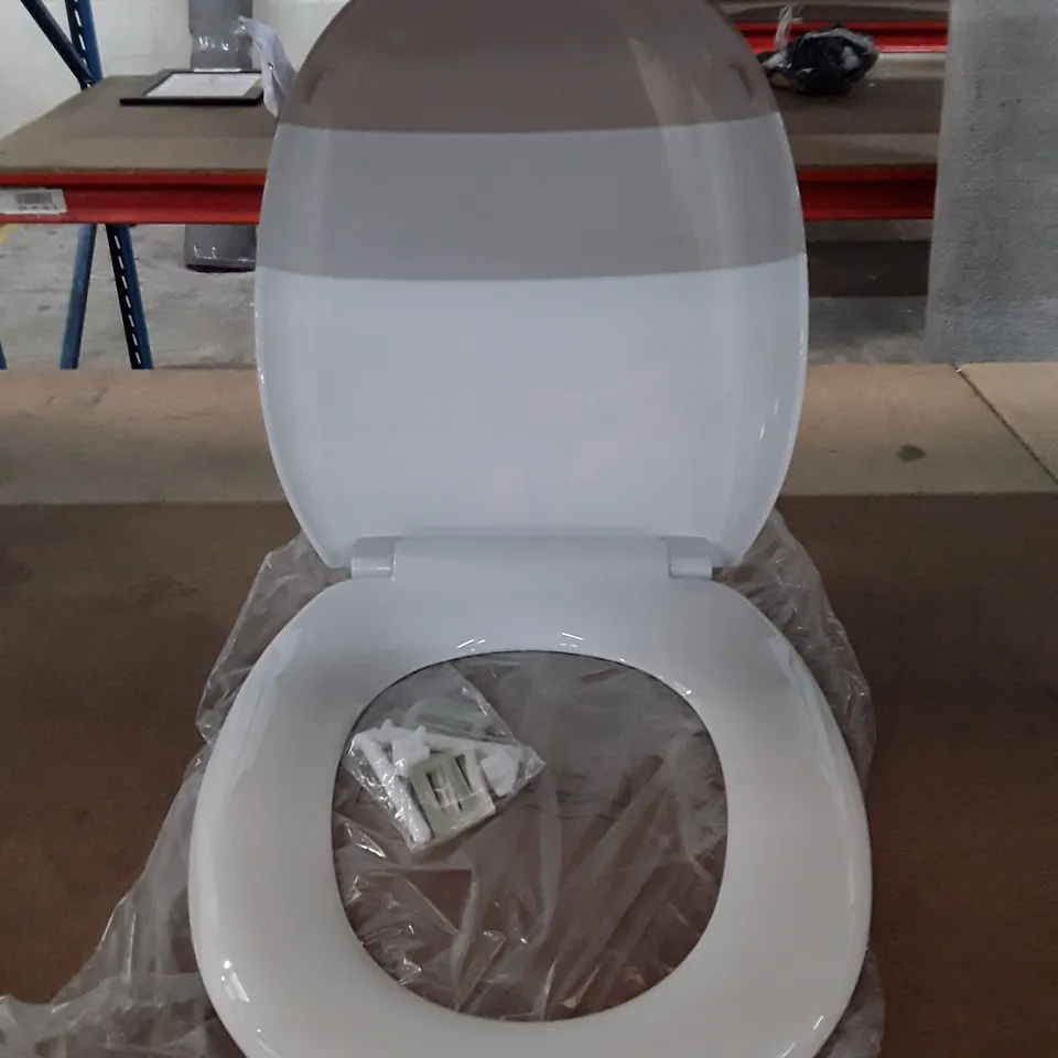 BOXED SOFT CLOSE ROUND STANDARD TOILET SEAT