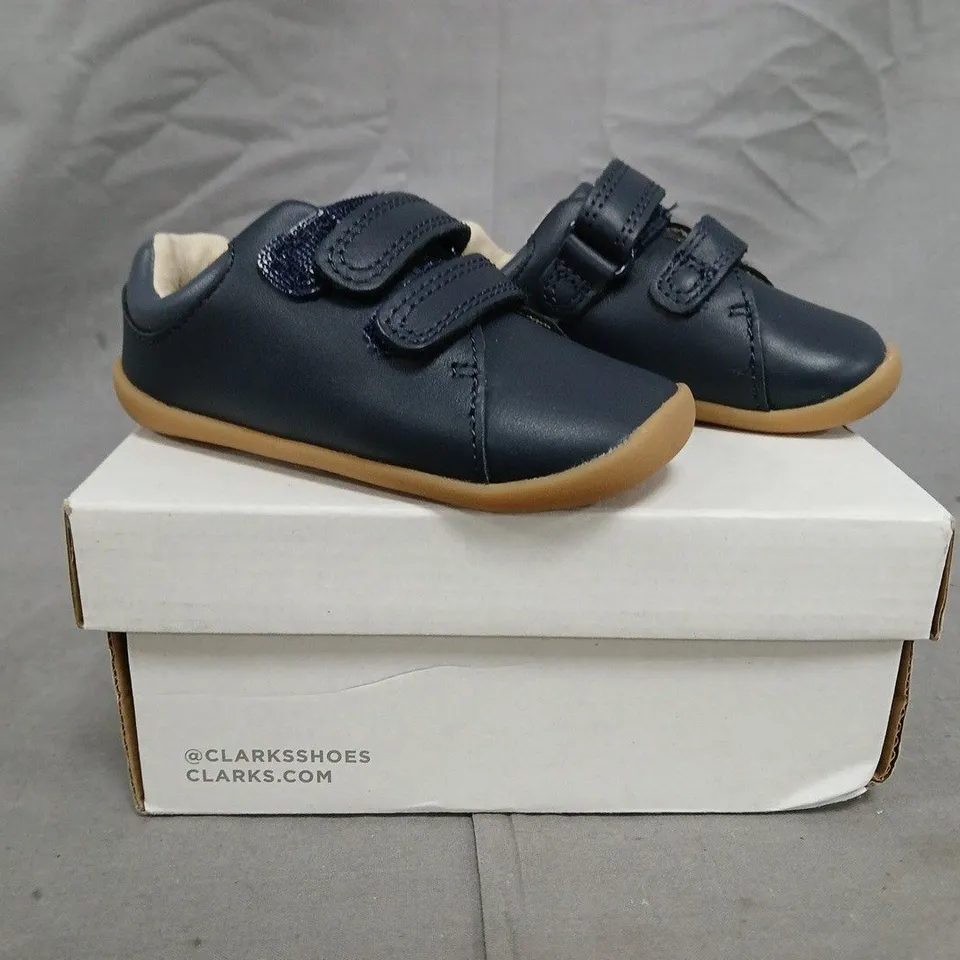 BOXED PAIR OF CLARKS FIRST SHOES INFANT SHOES IN NAVY SIZE 4.5