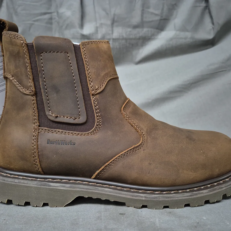 BOXED PAIR OF EARTH WORKS SAFETY ANKLE BOOTS IN BROWN SIZE 12