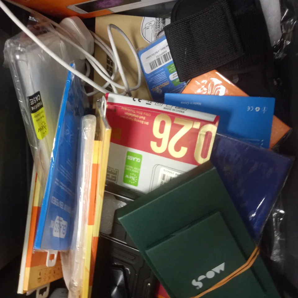 APPROXIMATELY 25 ASSORTED SMARTPHONE PRODUCTS & ACCESSORIES TO INCLUDE PROTECTIVE CASES, CHARGING CABLES, SCREEN PROTECTORS ETC 