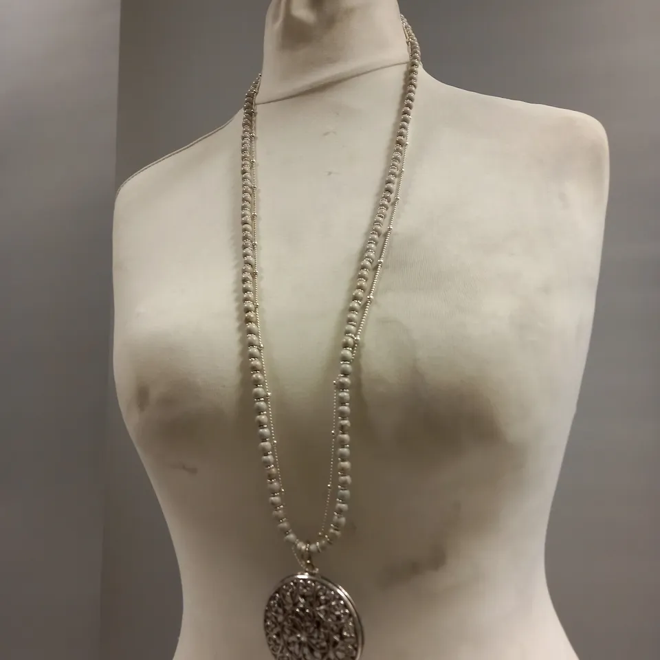 BRAND NEW BROWN PEPPER HANDBAGS WHITE PEARLED SILVER NECKLACE  