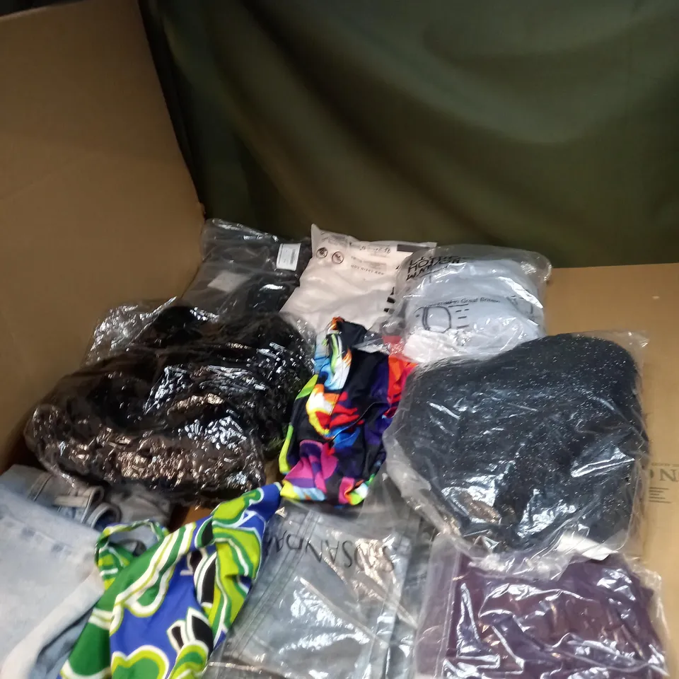 LOT OF APPROX 20 ASSORTED CLOTHING ITEMS TO INCLUDE JUMPERS, JEANS AND T-SHIRTS