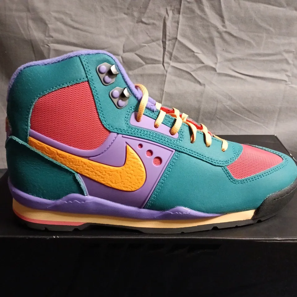 BOXED PAIR OF NIKE HIGH-TOP SNEAKERS - UK SIZE 9.5