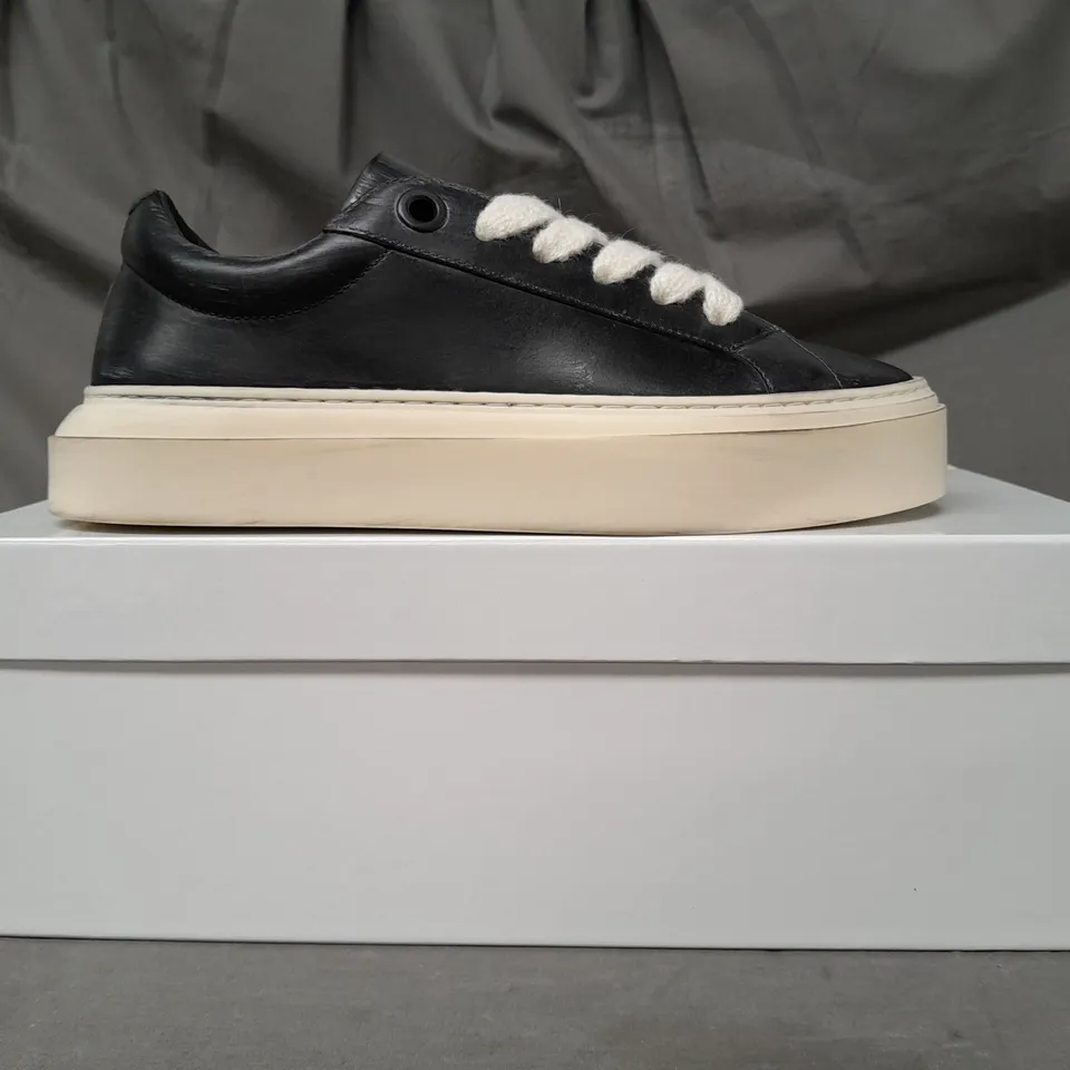 BOXED PAIR OF COLE BUXTON THE WILSON SNEAKER IN VINTAGE BLACK UK SIZE 7