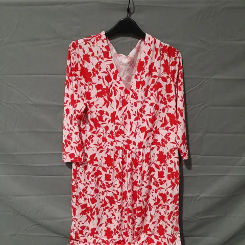 APPROXIMATELY 10 ASSORTED ITEMS OF WOMEN'S CLOTHING TO INCLUDE KIM&CO DRESS SIZE L, KIM&CO JUMPSUIT SIZE S, NINA LEONARD TOP SIZE XL
