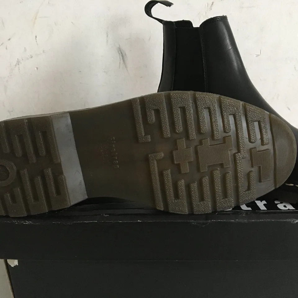 BOXED PAIR OF SIZE 6 BLACK FIRETRAP BOOTS 