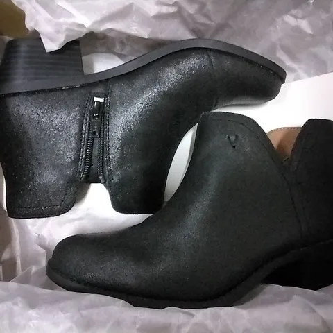 3 SHOE BOXES OF VIONIC SHOES INCLUDING 2 × FELICITY LIV METALLIC ANKLE BOOTS BLACK SIZE 4, HONOR DAYNA LOAFERS GREY SIZE 6