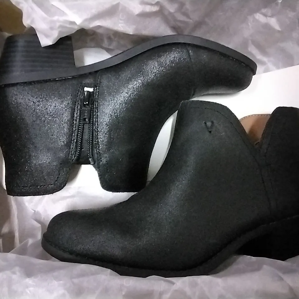 3 SHOE BOXES OF VIONIC SHOES INCLUDING 2 × FELICITY LIV METALLIC ANKLE BOOTS BLACK SIZE 4, HONOR DAYNA LOAFERS GREY SIZE 6