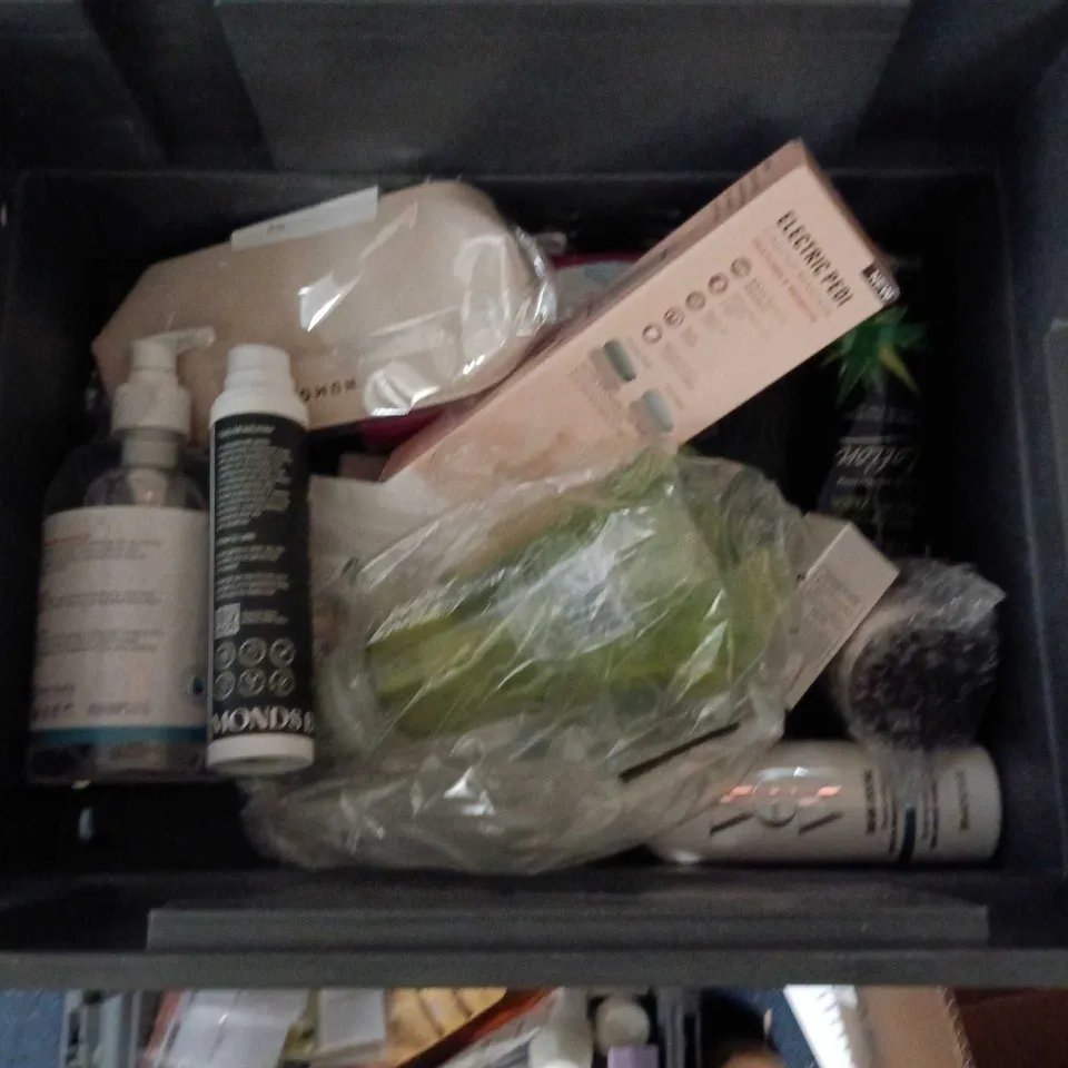 APPROXIMATEY 20 ASSORTED HEALTH AND BEAUTY PRODUCTS TO INCLUDE - NIVEA RICH MOISTURISING BODY LOTION - RIMMEL STAY MATTE FOUNDATION AND FROSTED CANDY BATH AND SHOWER GEL