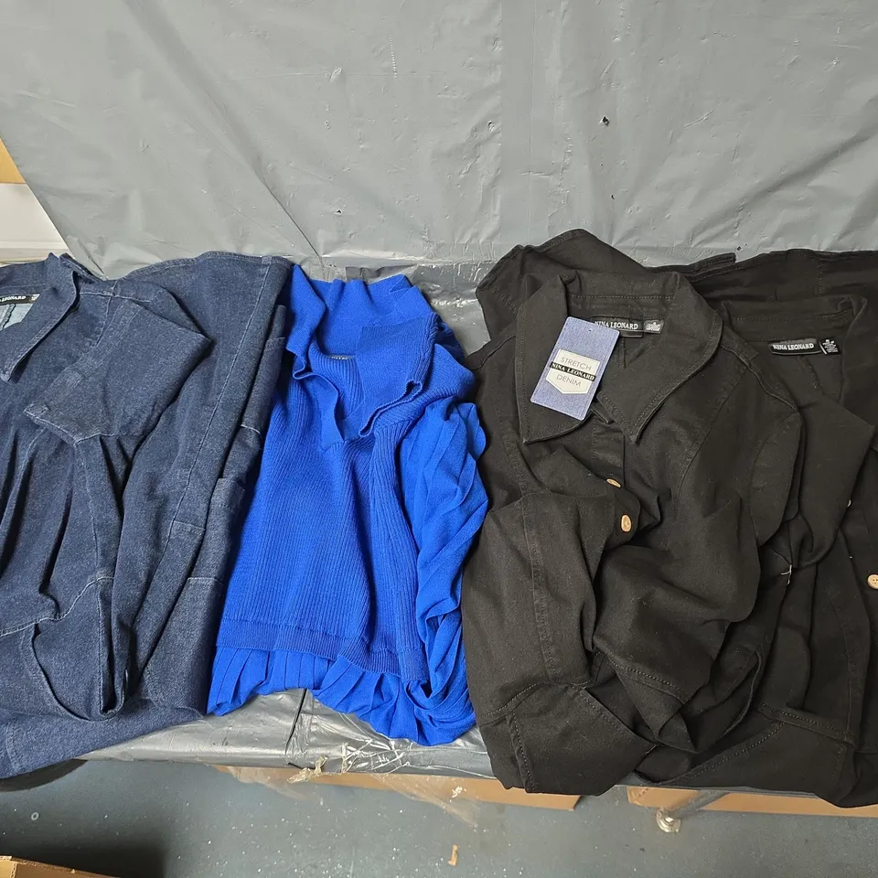 APPROXIMATELY 15 ASSORTED CLOTHING ITEMS IN VARIOUS COLOURS, STYLES AND SIZES