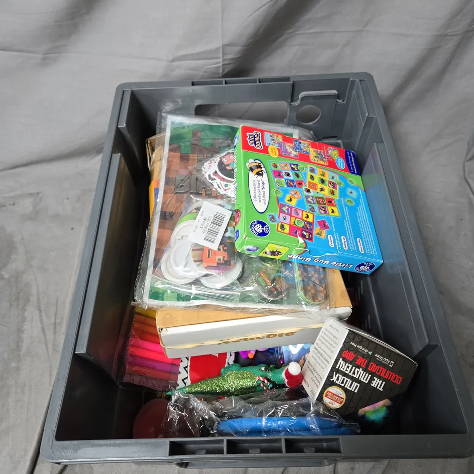 APPROXIMATELY 15 ASSORTED ITEMS OF TOYS AND GAMES INCLUDING LITTLE BUG BINGO, MINECRAFT BIRTHDAY STICKER SET, XMAS DINOSAUR FIGURE, AND MAGNETIC PUZZLE CUBE