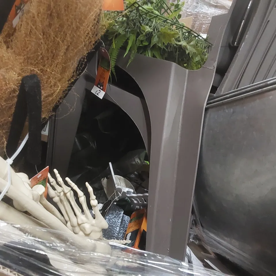 PALLET CONTAINING A VERY LARGE QUANTITY OF ASSORTED ITEMS INCLUDING: GARDEN CHAIRS, HALLOWEEN DECORATIONS, GARDENING PRODUCTS ECT