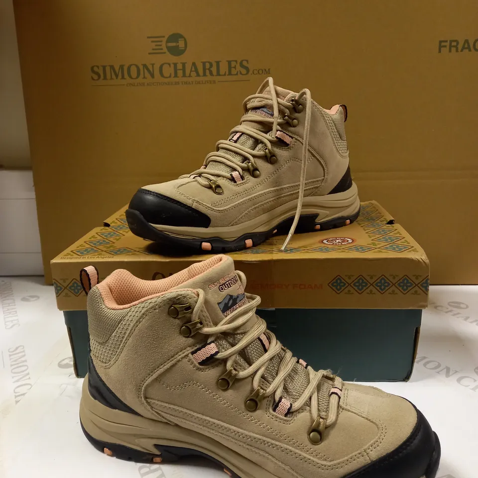SKETCHERS WATERPROOF BOOT SIZE 6