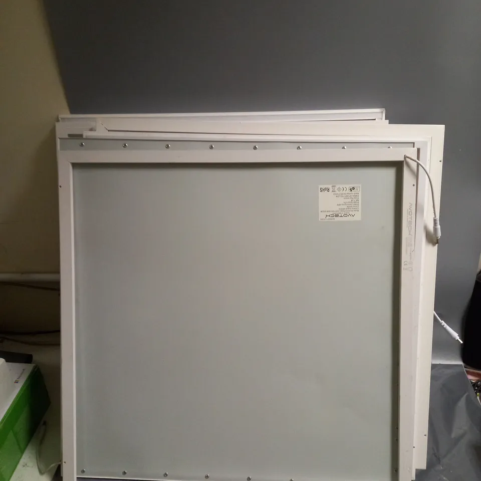 CAGE OF ASSORTED PRODUCTS TO INCLUDE LED PANELS, 24H WHITE CIRCLE CEILING LIGHTS, AND VARIOUS CEILING LIGHTS ETC. 