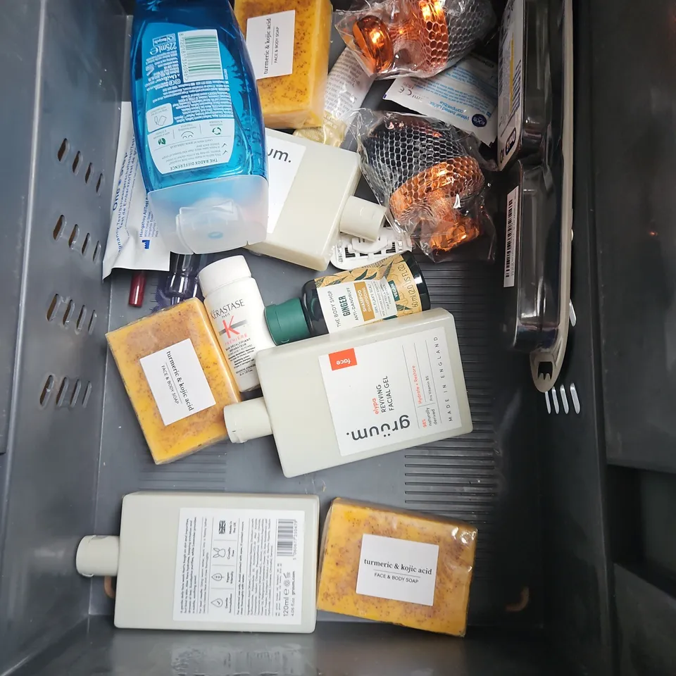 APPROXIMATELY 20 ASSORTED HEALTH & BEAUTY PRODUCTS TO INCLUDE - ELF SKIN DAILY CLEANSER - RODIAL DRAGON'S BLOOD SCULPING GEL - GIVE ME EYE CREAM - ETC