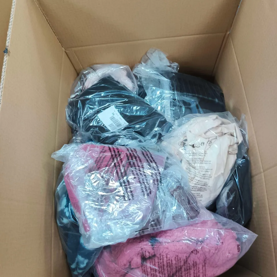 BOX OF APPROXIMATELY 25 ASSORTED CLOTHING ITEMS TO INCLUDE D&C, MUK LUKS ETC