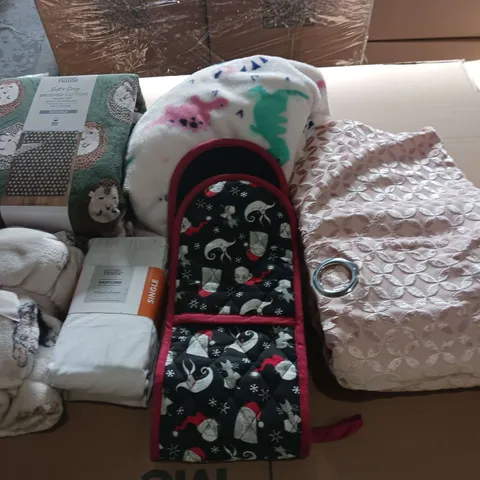 BOX OF APPROXIMATELY 15 ASSORTED BEDDING AND SOFT FURNISHING ITEMS TO INCLUDE - DUVET SET, TOWELS, AND CURTAINS ETC