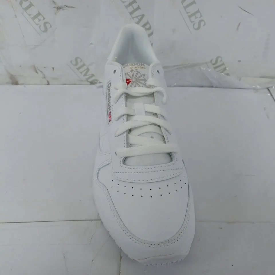 REEBOK CLASSIC LEATHER TRAINERS IN WHITE - UK 7