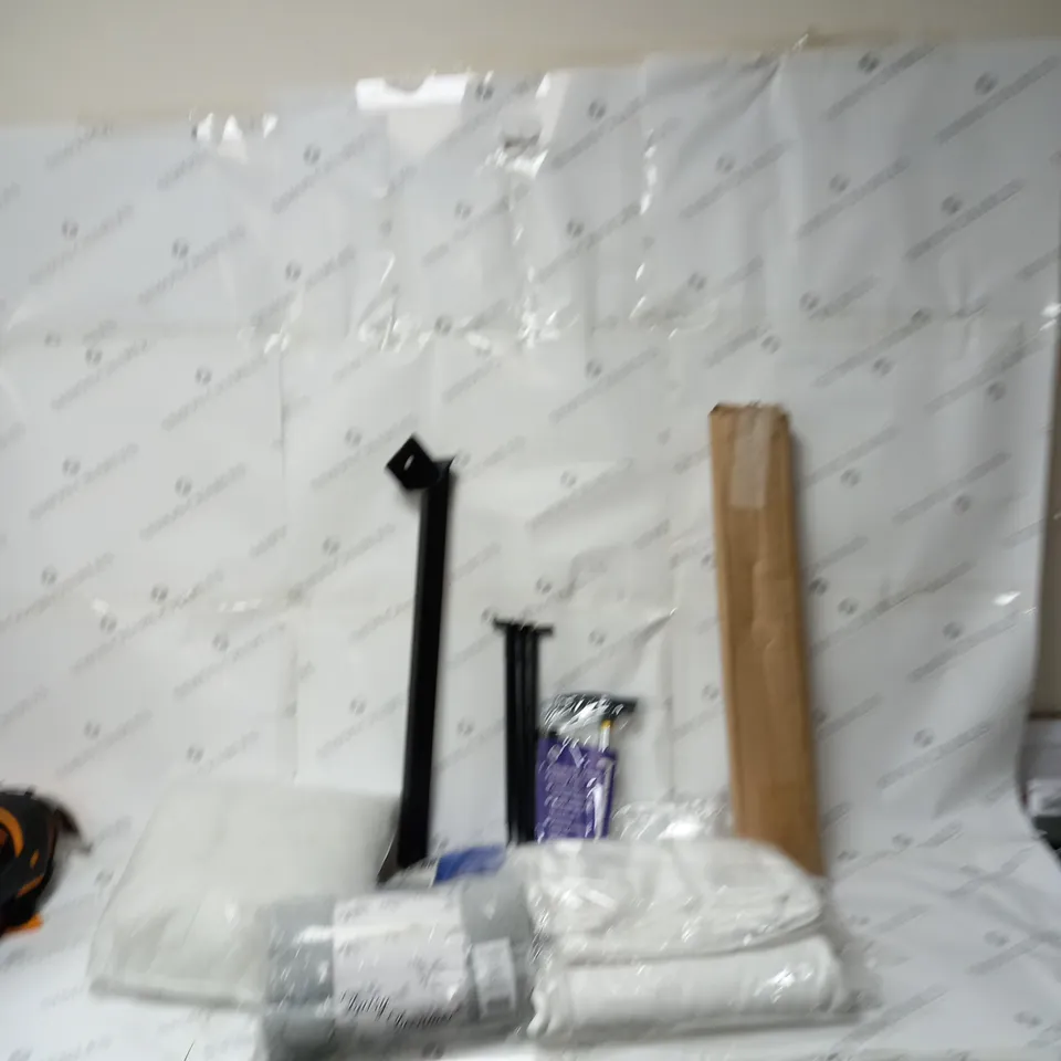 BOX OF ASSORTED HOUSEHOLD ITEMS TO INCLUDE COVERS, PILLOWS, WELCOME MATS ETC 